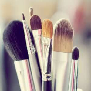 Bahaya Fatal Buat yang Suka Berbagi Pakai Kuas Makeup