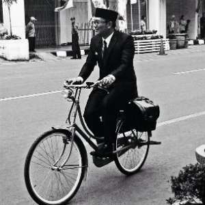 Ridwan Kamil Jalankan Hukuman Ngepel Jalan Braga Usai Jumatan