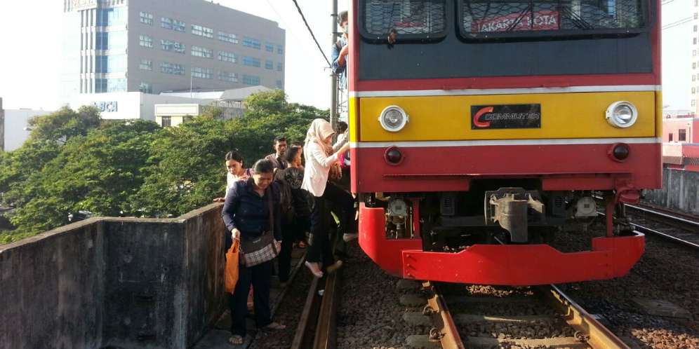KRL Alami Gangguan, Penumpang Sampai Turun