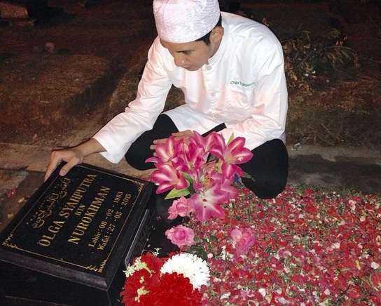 Makam Dipugar, Nama Olga di Nisan Berubah
