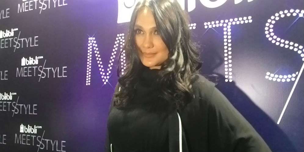 Kegemaran Luna Maya Belanja Online