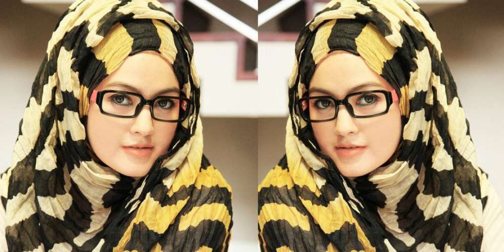 Cantik Berhijab dengan Kacamata