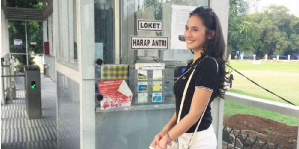 Menghemat Uang, Pevita Pearce Naik Kendaraan Umum