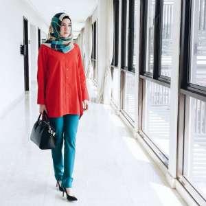 Pose Alice Norin Berbalut Hijab