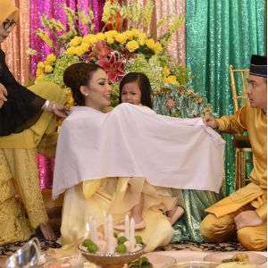 Lewat Lagu, Ayu Dewi Ajarkan Buah Hati Berpuasa