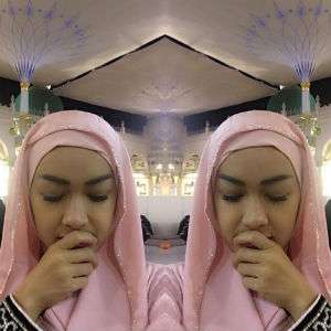 Raut Wajah Sedih Julia Perez Saat Umroh