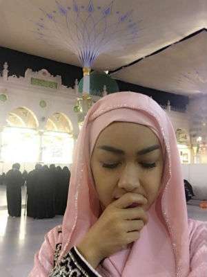 Raut Wajah Sedih Julia Perez Saat Umroh