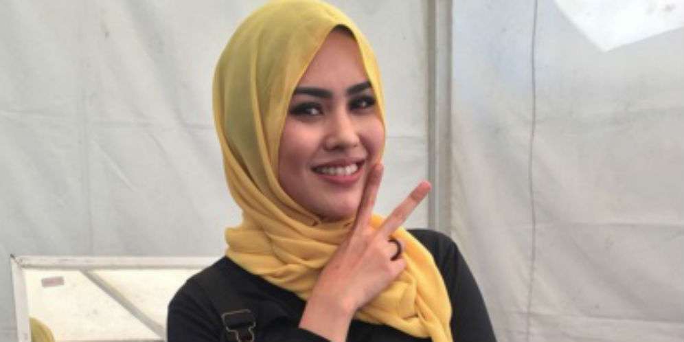 Berhijab, Kartika Putri Panen Pujian