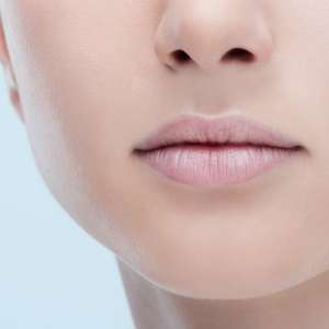 Singkirkan Bibir Pecah-Pecah yang Mengganggu