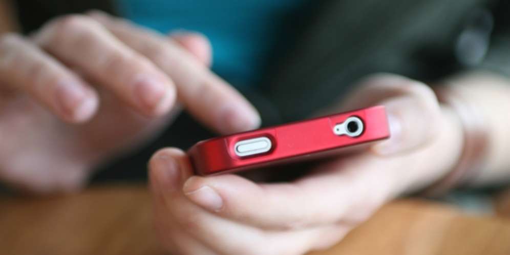 Memeriksa Ponsel Orang Lain Tanpa Izin Haram! Memeriksa Ponsel Orang Lain Tanpa Izin Haram!