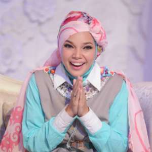 Kiat Tampil Segar Seperti Dewi Sandra