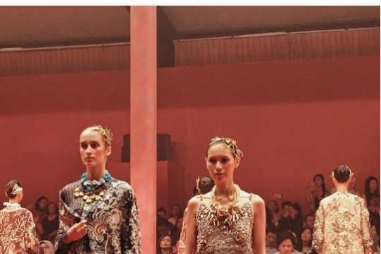 Koleksi Biyan dalam Benang Merah untuk Spring Summer 2017