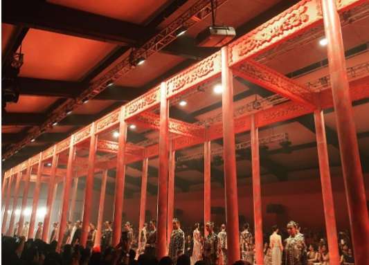 Koleksi Biyan dalam Benang Merah untuk Spring Summer 2017