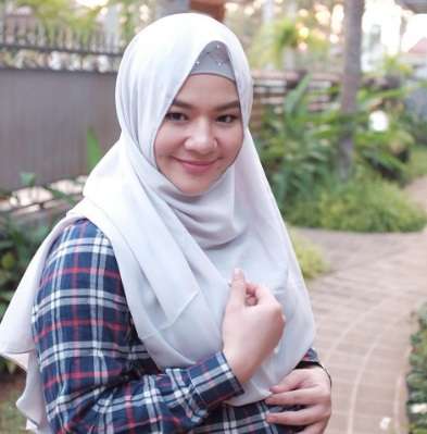 Eriska Rein Tampil Cantik dengan Hijab Simpel