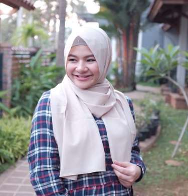 Eriska Rein Tampil Cantik dengan Hijab Simpel