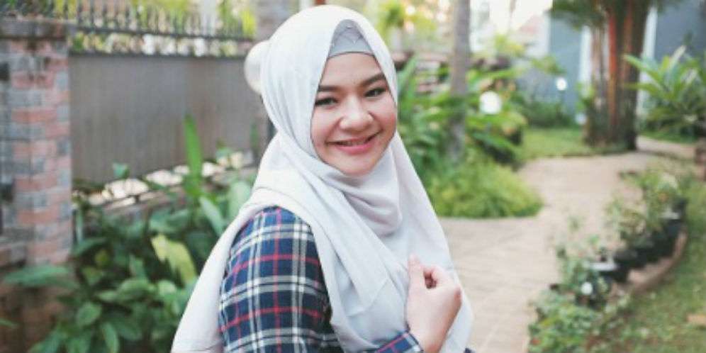 Eriska Rein Tampil Cantik dengan Hijab Simpel