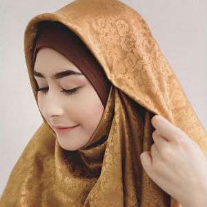Prilly Latuconsina Berhijab, Netizen : Wanita Solehah