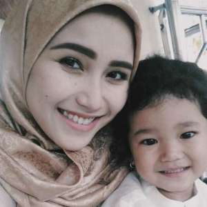 Gara-gara Alis, Ayu Ting Ting Dikritik Netizen Gara-gara Alis, Ayu Ting Ting Dikritik Netizen