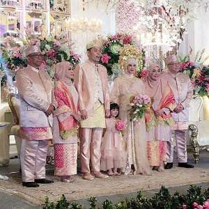 Tampilan Ben dan Ines Bagaikan Raja dan Ratu Minang