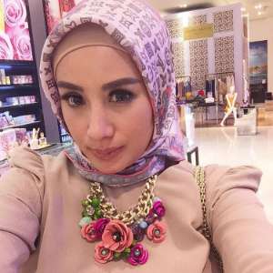 Buka Pasang Jilbab, Ada Apa dengan Shinta Bachir?