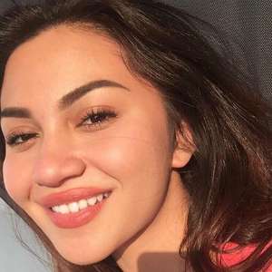 Memulas Bibir Seperti Kylie Jenner, Ariel Tatum Jadi Sorotan
