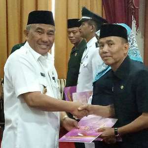 Sang Ayah Dilantik, Netizen Salah Fokus Bully Ayu Ting Ting
