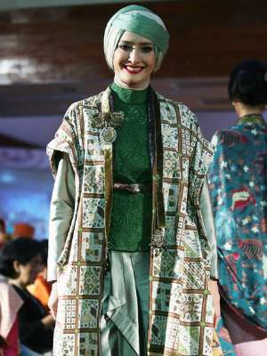 Trik Bibir Cantik Alami Ala Inneke Koesherawati