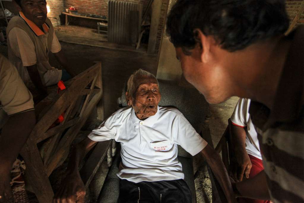 Keseharian Mbah Ghoto, Kakek Sepuh Tertua di Dunia Keseharian Mbah Ghoto, Kakek Sepuh Tertua di Dunia