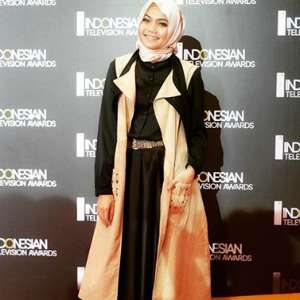 Berhijab, Tampilan Rina Nose Semakin Fashionable