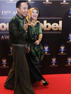 Masya Allah, Cantiknya Istri Denny 'Cagur' Berhijab