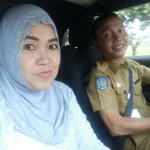 Ikut Nimbrung Arisan, Ayah Ayu Ting Ting Bikin Gagal Fokus