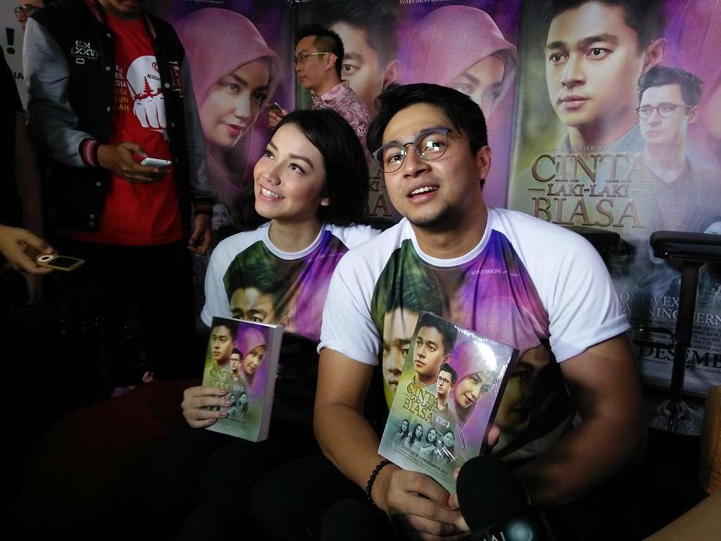 Velove Vexia dan Deva Mahenra Velove Vexia dan Deva Mahenra