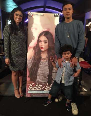 Thalita Latief dan Keluarga