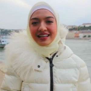 Keinginan Berhijab, Raline Shah Tukar Pikiran dengan Ustaz