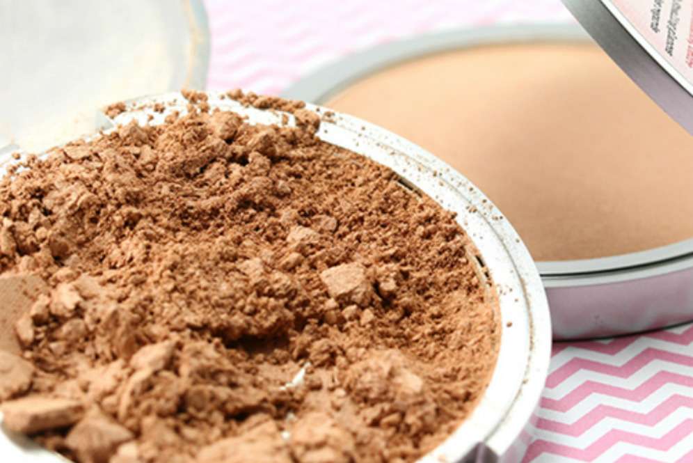Atasi Minyak Berlebih dengan Sentuhan Loose Powder Atasi Minyak Berlebih dengan Sentuhan Loose Powder