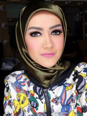 Penampilan Baru Julia Perez Setelah Umrah