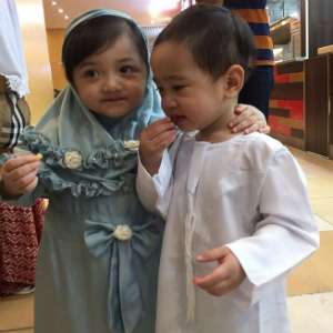 Aksi Menggemaskan Arsy dan Rafathar di Tanah Suci