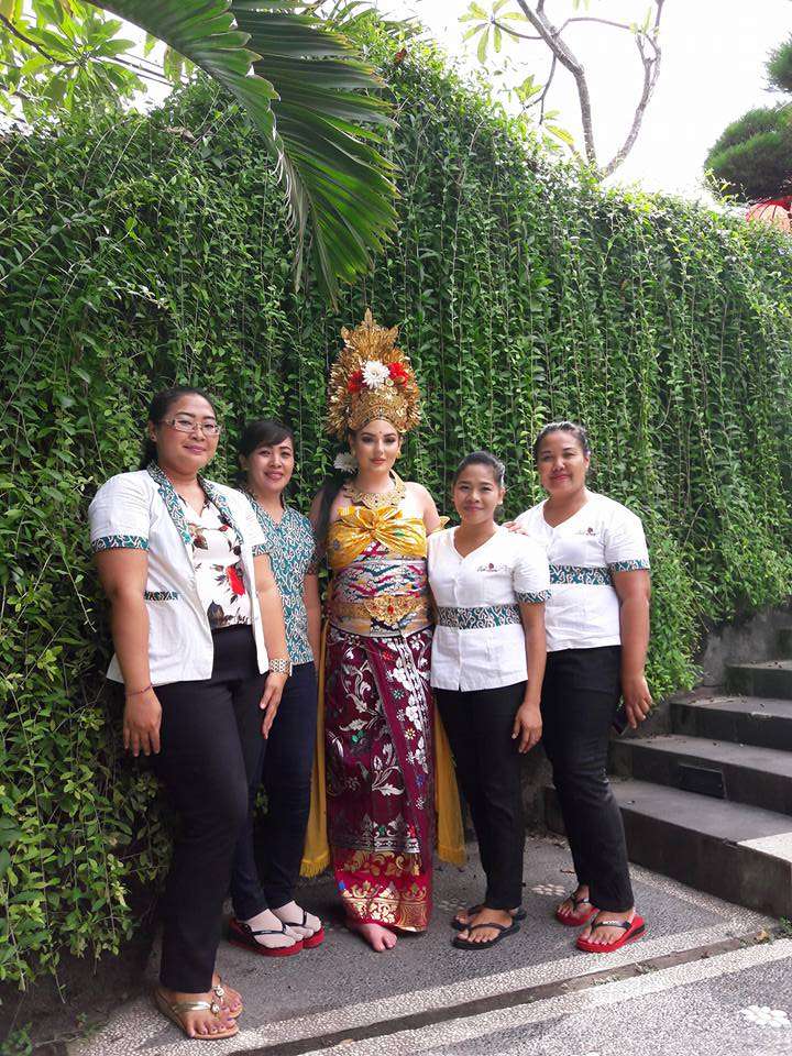 Putri Saudi berbusana Bali