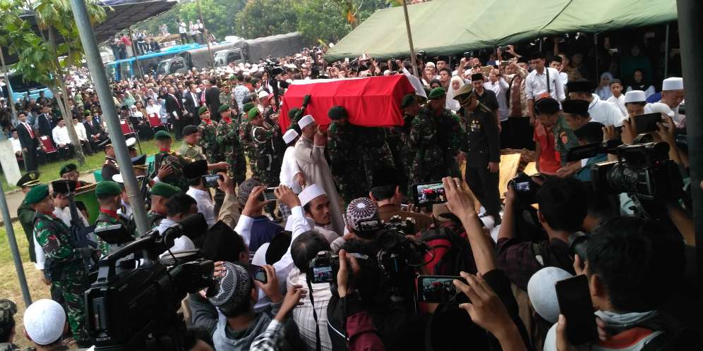 Khidmatnya Prosesi Pemakaman Jenazah KH Hasyim Muzadi