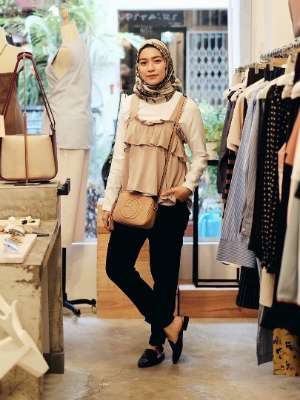 Menilik Gaya Hijaber Mega Iskanti Kenakan Jilbab Motif