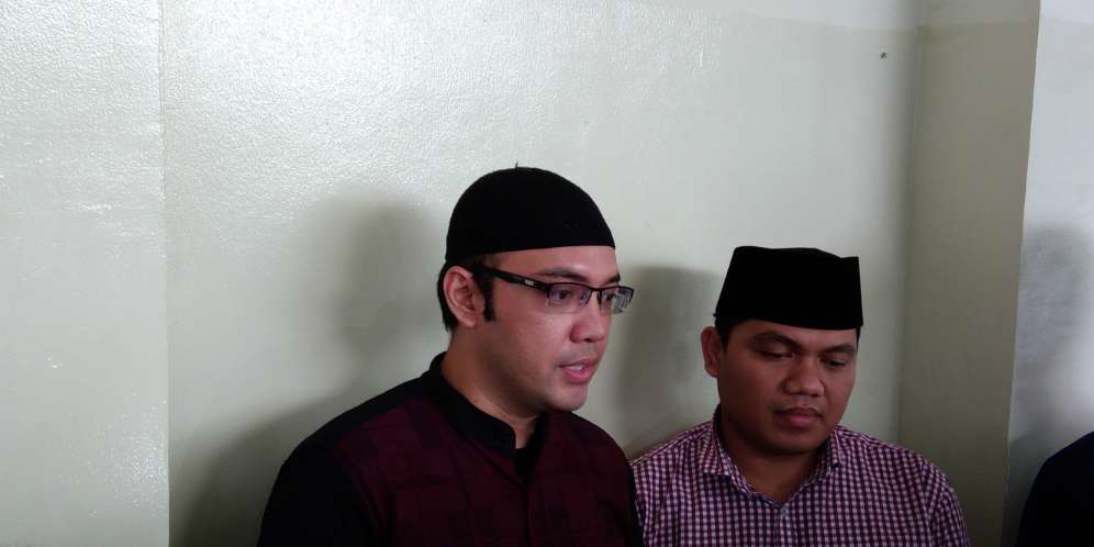 Kunjungi Jupe, Sandy Tumiwa Beri Jilbab