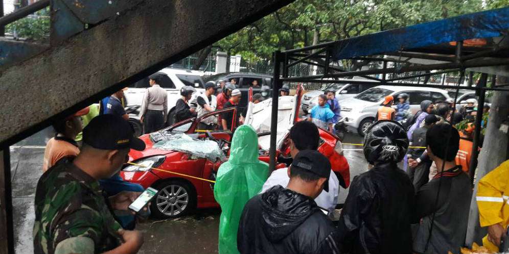Pohon Tumbang di UI, Satu Unit Mobil Rusak Parah