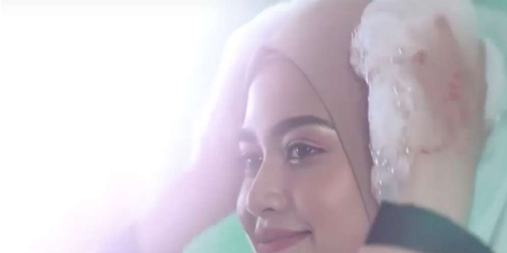 Viral! Iklan Kocak Keramas Pakai Hijab
