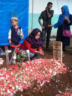 Hari Kedua, Makam Julia Perez Ramai Didatangi Warga