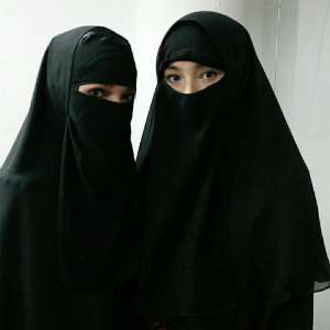 Dewi Sandra Minta Maaf Soal Video Pakai Niqab yang Jadi Vira