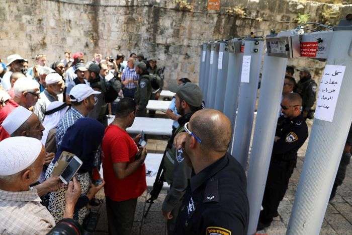 Warga Palestina mengantre sebelum lewat pendeteksi logam