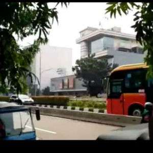 Masuk Jalur Busway, Mobil Ini Didorong Mundur TransJakarta