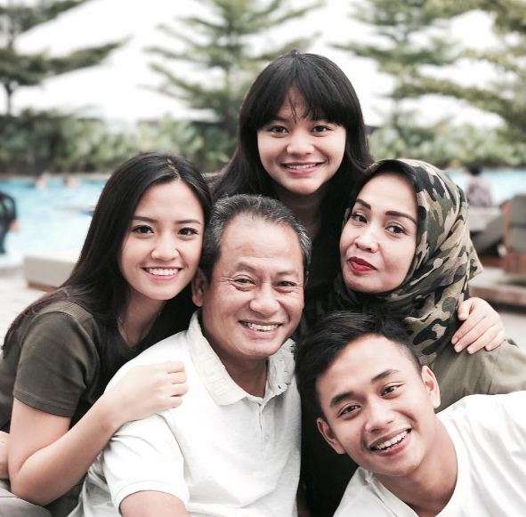 amel carla dan keluarga