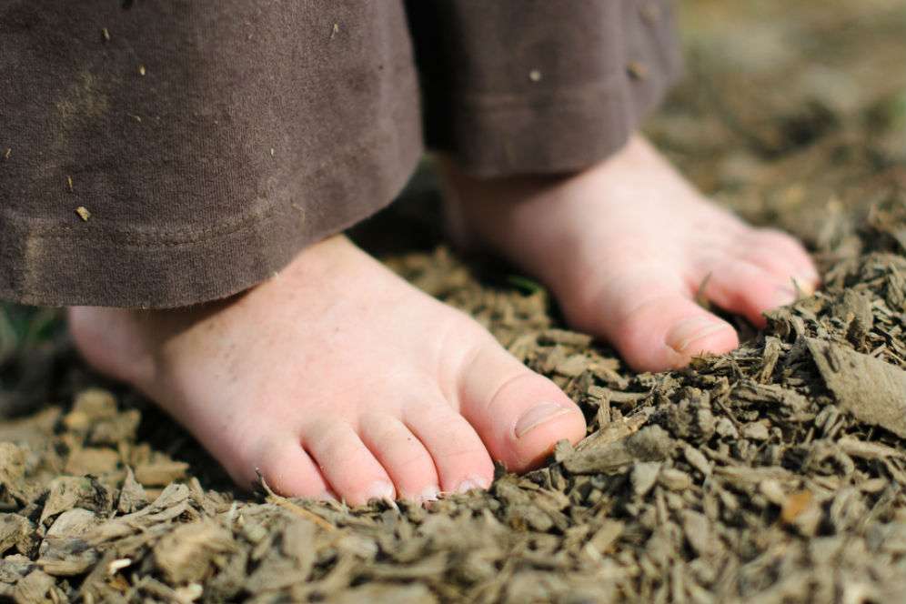 Biarkan Si Kecil Main dengan Telanjang Kaki
