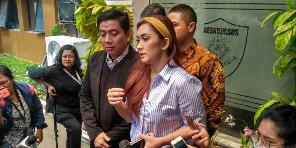 Nafa Urbach Datangi Polda Metro Jaya